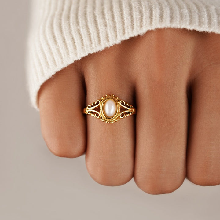 Livia | Vintage-Inspired Ring with Freshwater Pearl