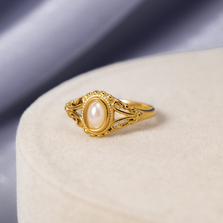 Livia | Vintage-Inspired Ring with Freshwater Pearl